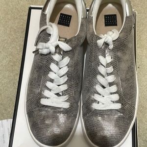 WHITE HOUSE BLACK MARKET WHBM METALLIC SNAKE PRINT SNEAKERS  HEWELS SZ 9